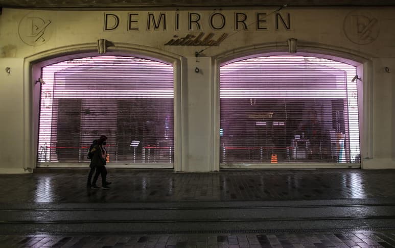 Turquía aplicará desde mañana un toque de queda nocturno, que se ampliará a todo el día durante los fines de semana, pues el país contabilizó este lunes 31,000 contagiados y 188 muertos, y los médicos advierten de que los hospitales públicos están al límite de su capacidad. (ARCHIVO)