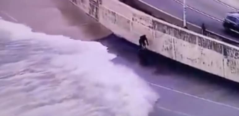El ciclista logró levantarse momentos después (CAPTURA)