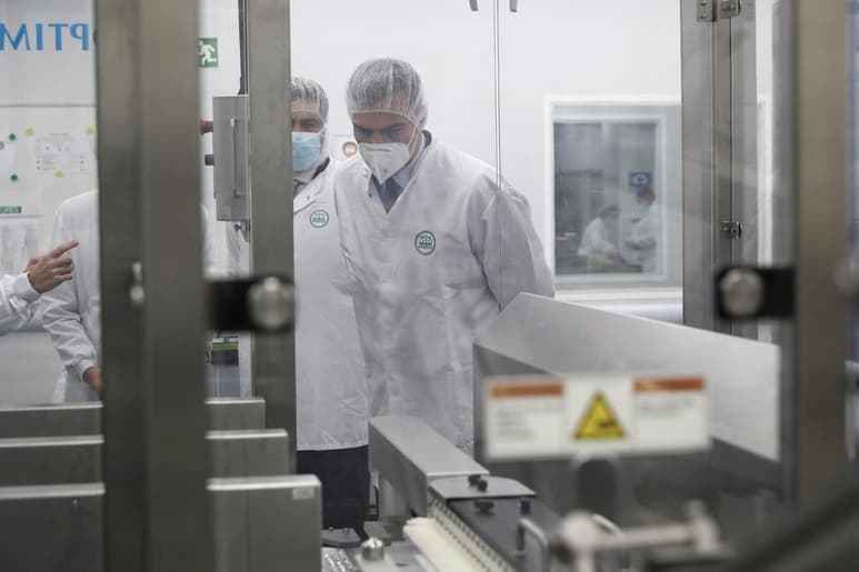 Este lunes la biotecnológica estadounidense Moderna dio a conocer que su vacuna contra el COVID-19 tiene una efectividad del 100% contra los casos más graves de infección por SARS-CoV-2. (ARCHIVO)
