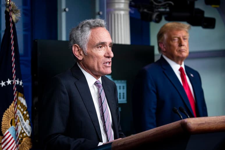 El neurorradiólogo Scott Atlas, uno de los asesores de la Casa Blanca sobre el coronavirus y conocido por sus polémicas opiniones que lograron influir en la estrategia del presidente, Donald Trump, dimitió este lunes de su cargo. (ARCHIVO)