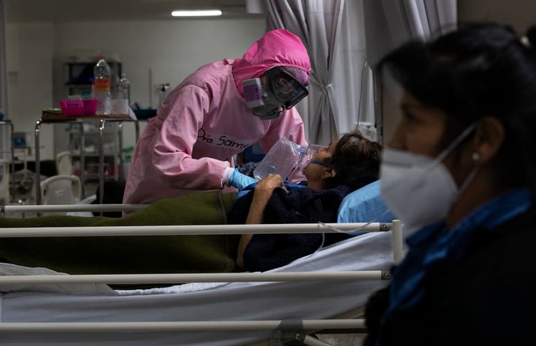 El presidente López Obrador rechaza imponer medidas obligatorias contra la pandemia. (AP)