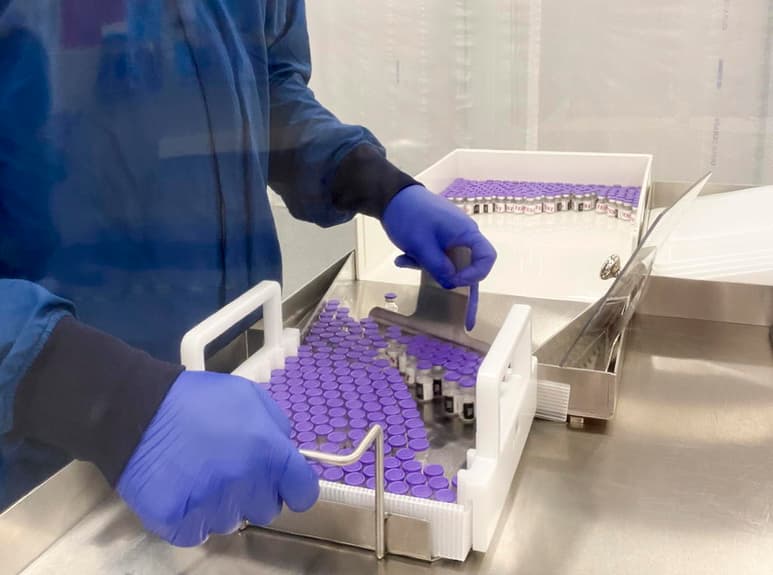 Si se autoriza la vacuna de BioNTech, que ahora lleva el nombre de BNT162b2, podría empezar a utilizarse en Europa antes de finales de 2020. (ARCHIVO)