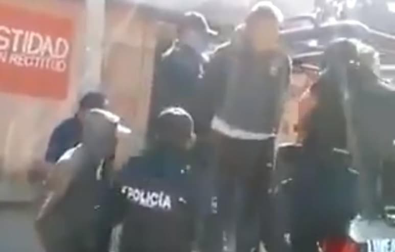 El video difundido en redes ha sido criticado debido a las acciones de los policías, y que alegan que 'está demás' la detención por no portar el cubrebocas (CAPTURA)