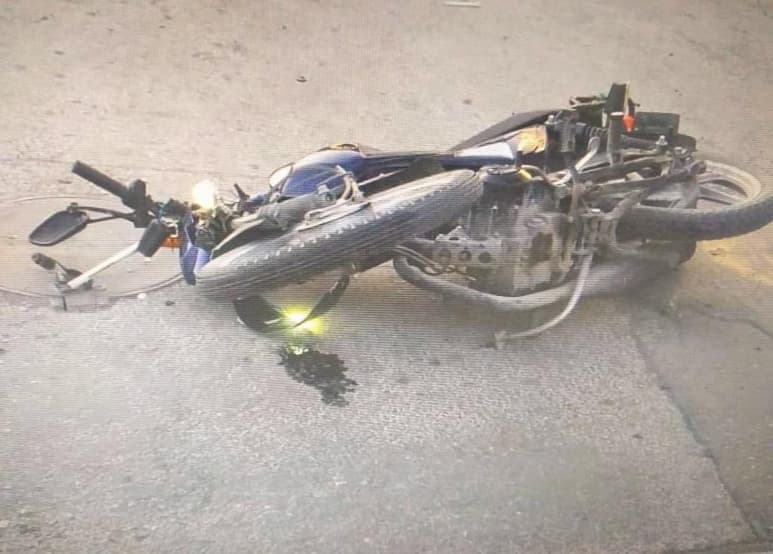 Tras el contacto, el motociclista salió proyectado hacia la carpeta asfáltica, donde permaneció por varios minutos hasta la llegada de los paramédicos. (EL SIGLO DE TORREÓN)