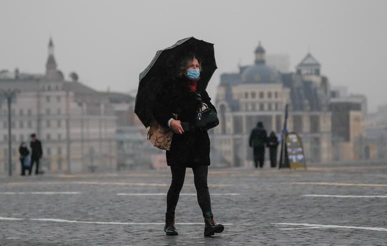 La mayoría de los países europeos hacen planes para vacunar a sus poblaciones en cuanto sea posible, pero mientras tanto se centran en contener la epidemia, que sigue fuerte y podría agravarse si se baja la guardia en navidades. (ARCHIVO)