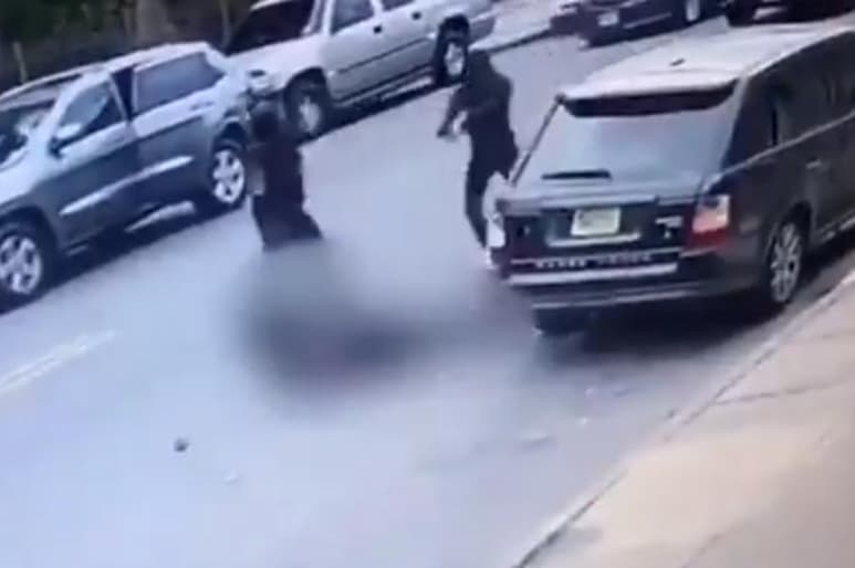  Mediante un video que recorre en redes sociales y que se hizo viral muy pronto, se puede ver cómo el rapero Tripple Beanz fue asesinado por dos sujetos en plena luz del día. (Especial)