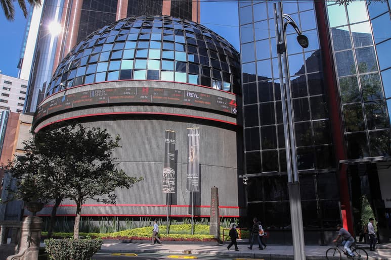 Reconocen analistas financieros de CIBanco que la vacuna será clave para el avance de la economía. (ARCHIVO)