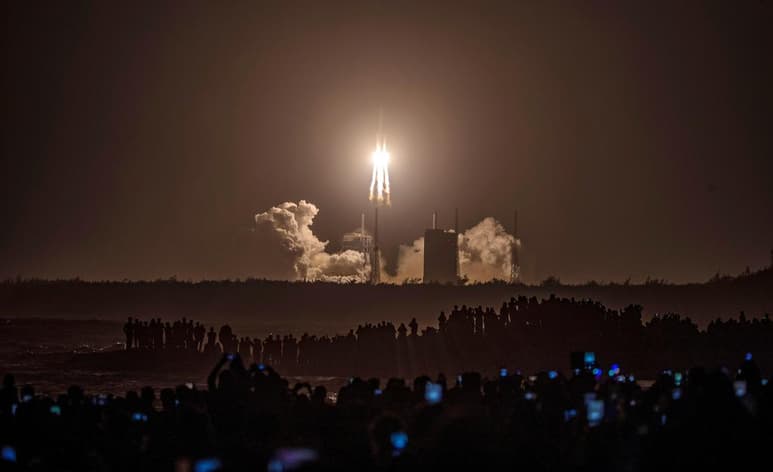 La sonda china Chang'e 5 alunizó con éxito en una misión de recogida de muestras lunares que está prevista dure dos días, antes emprender su regreso a la Tierra. (ARCHIVO)