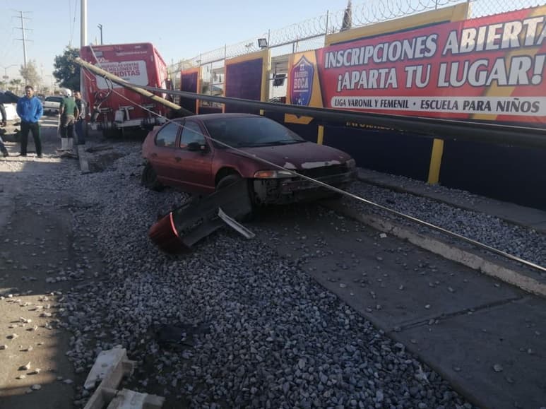 El camión provocó daños a un Chevrolet Matiz blanco, un Dodge Stratus guinda y una camioneta Ford Ranger blanca, las tres unidades se encontraban estacionadas. (EL SIGLO DE TORREÓN)