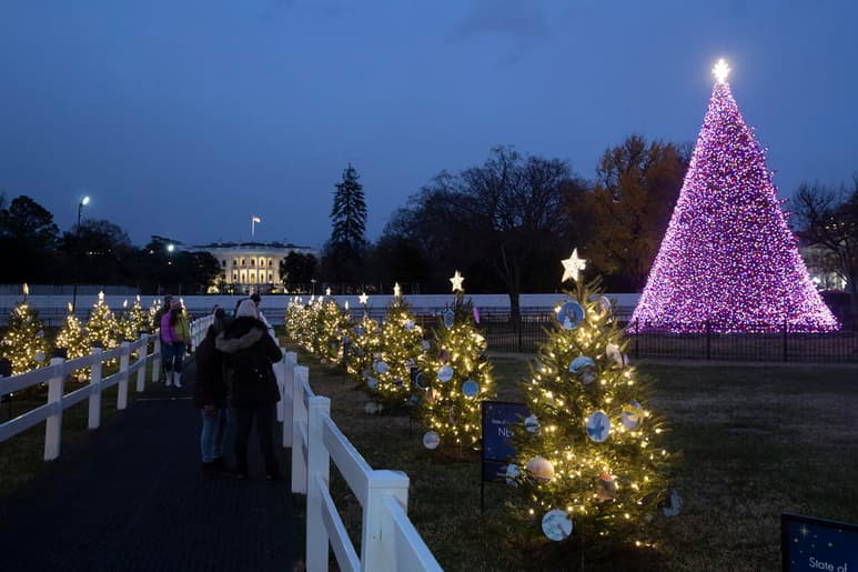 Las autoridades de salud de Estados Unidos recomendaron el miércoles a sus ciudadanos que se queden en casa durante las festividades de fin de año y que si deciden viajar se hagan pruebas diagnósticas de COVID-19 antes y después de su viaje. (ARCHIVO) 