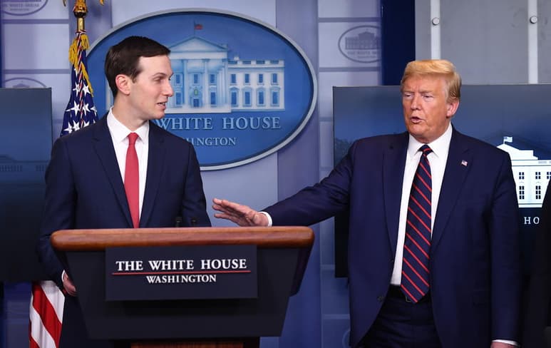 Datos oficiales de la Administración de Pequeños Negocios de Estados Unidos sobre quién se benefició de los programas de asistencia financiera y de préstamos durante la pandemia revelan que parte de la ayuda fue a parar a propiedades del presidente Donald Trump (d) y de su yerno y asesor, Jared Kushner (i). (ARCHIVO)