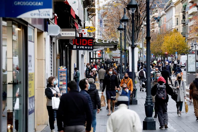 Francia registró 14,064 nuevos contagios de coronavirus en las últimas 24 horas, lo que supone el segundo día consecutivo de incremento de los positivos, mientras 313 personas fallecieron en ese periodo. (ARCHIVO)