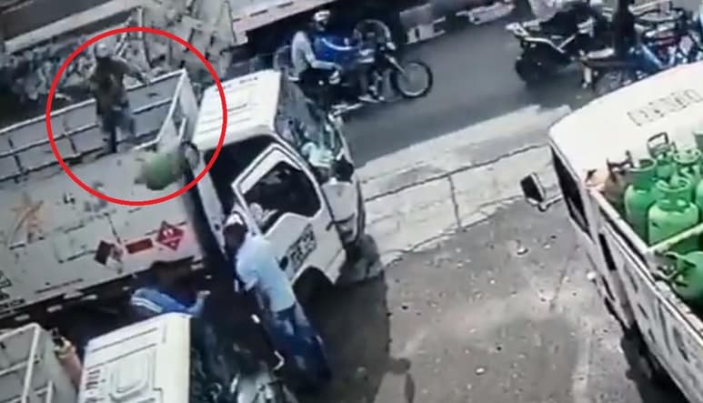 Debido al golpe que sufrió, el sujeto no pudo escapar y perdió el arma con la que amenazaba a los trabajadores (CAPTURA) 