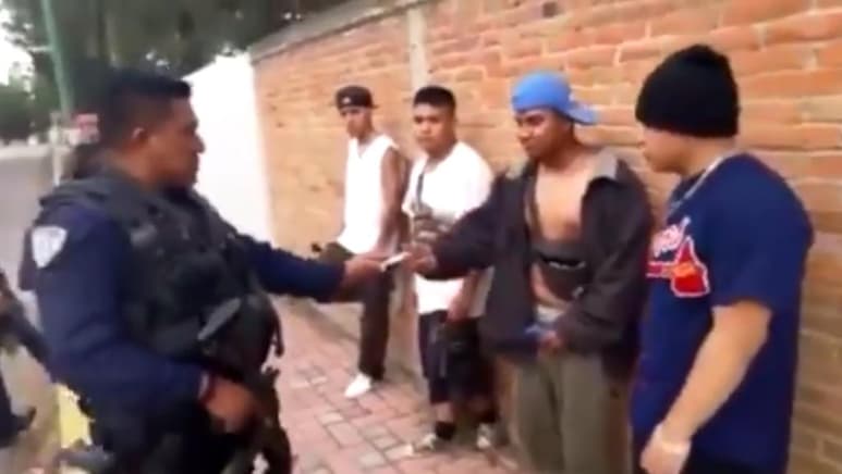 Los jóvenes rapearon frente a los policías para 'librarse de la detención' (CAPTURA)