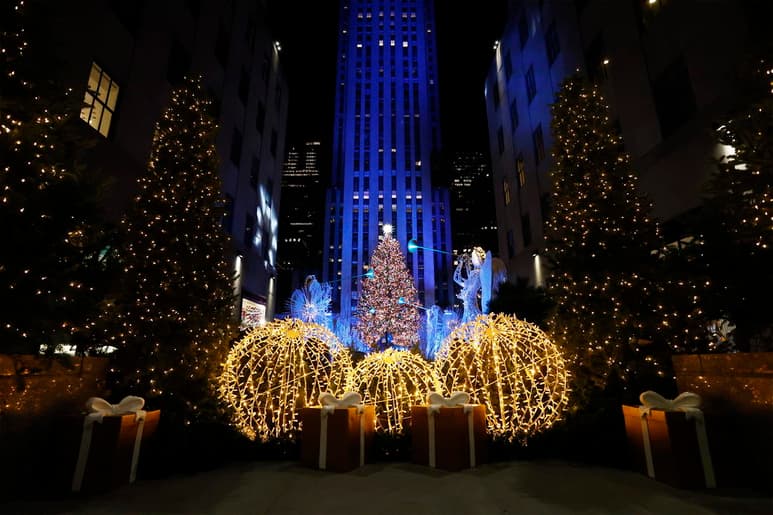 La ciudad de Nueva York inauguró este miércoles la época navideña con el tradicional encendido de luces del gigantesco árbol del Rockefeller Center, aunque este año, por el coronavirus, fue una ceremonia que solo pudieron ver en vivo un puñado de personas, mientras el resto de fanáticos de este evento debió seguirlo por televisión. (EFE)
