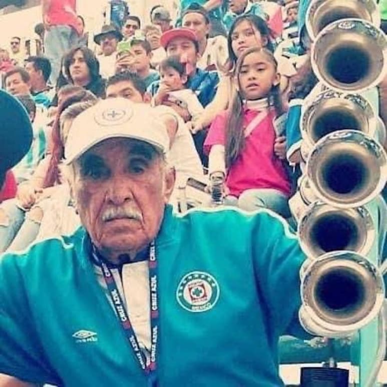 Don Gabino alentaba a Cruz Azul con el inconfundible sonido. (ESPECIAL)