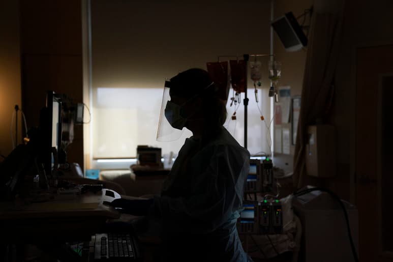 Los hospitales también están recurriendo a contratar a enfermeros que viajan de otros estados. (AP) 