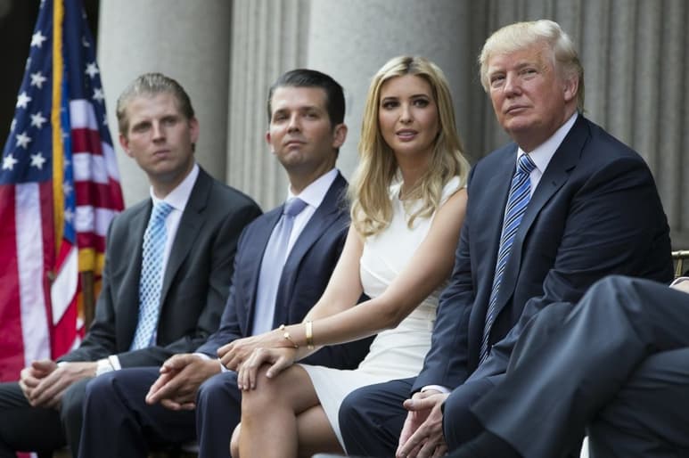 El diario The New York Times informó sobre algunos indultos y perdones presidenciales que Trump se estaría planteando ejecutar. (ARCHIVO)