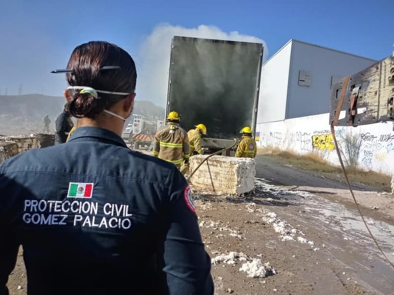Alrededor de las 9 de la mañana se recibió el reporte sobre el incendio del tráiler sobre el bulevar Lázaro Cárdenas y Francisco González de la Vega, del PIL. (EL SIGLO DE TORREÓN)