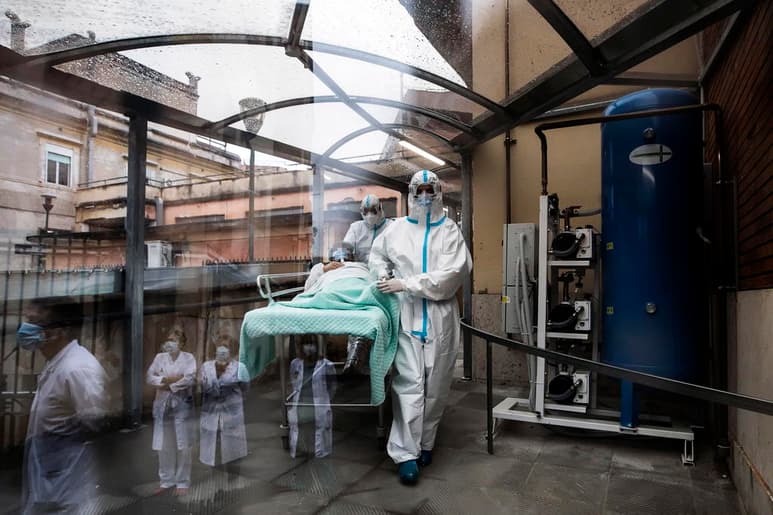 Italia ha confirmado 993 muertos a causa del coronavirus en las últimas 24 horas, el peor dato registrado desde el comienzo de la emergencia por la pandemia en febrero. (ARCHIVO)