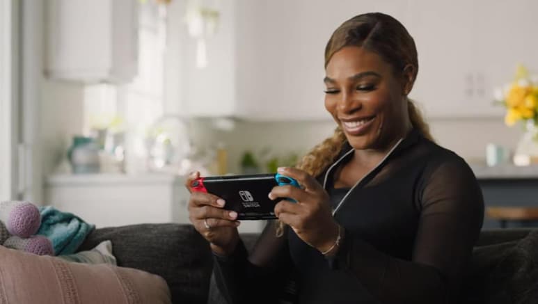 En el promocional, publicado en la cuenta oficial de Nintendo en Youtube, se puede ver a la tenista  jugando algunos de los lanzamientos para 2021 de la consola híbrida. (ESPECIAL)