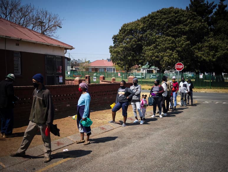 El presidente de Sudáfrica, Cyril Ramaphosa, confirmó este jueves que el país está experimentando señales de una segunda ola de COVID-19 y anunció un endurecimiento de las restricciones para los puntos del país que se identifiquen como grandes focos de infecciones. (ARCHIVO)
