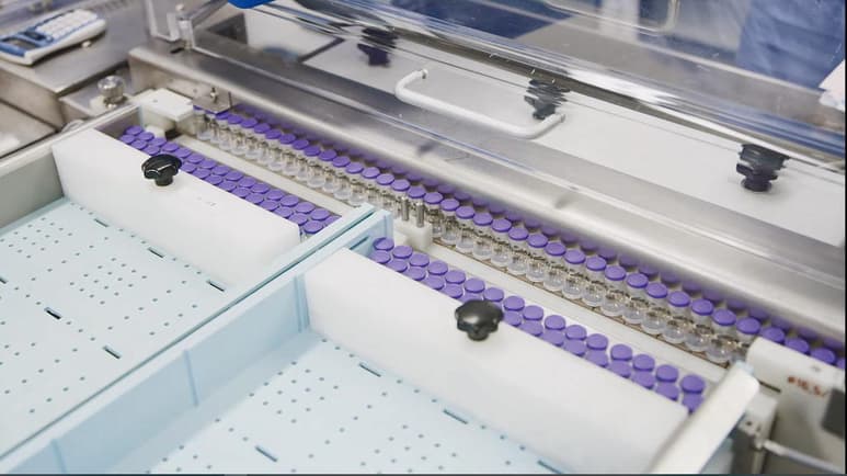La farmacéutica Pfizer recortó hoy a la mitad en número de dosis de su vacuna contra la COVID-19 (ARCHIVO)