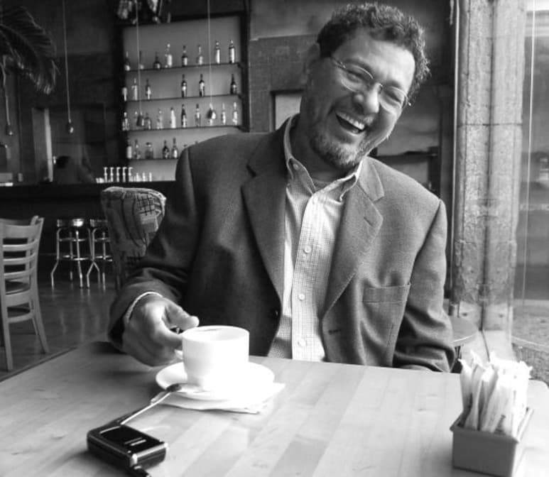 Al recibir de manera virtual el Premio Negra y Criminal, que otorga el Festival Tenerife Noir, el escritor mexicano Élmer Mendoza aseguró que aunque su literatura siempre surge desde su imaginación, reconoce que esta está alimentada por 'lo que ocurre en mi ciudad y por lo que ocurre en mi país, entonces creo que hay una mezcla'. (Especial)