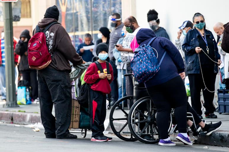 El gobernador del estado de California (EE.UU.), el demócrata Gavin Newsom, presentó este jueves un nuevo plan que volverá a endurecer las restricciones a la movilidad y a la actividad económica para luchar contra el aumento de los casos de COVID-19 en la región. (ARCHIVO)