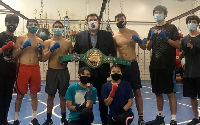 Sulaimán Saldívar convivió con los jóvenes boxeadores a quienes preguntó acerca de sus metas y sueños en el boxeo y en la vida y les presentó el cinturón especial Heroes of Humanity que será entregado al ganador de esta pelea estelar. (ARCHIVO/ EL SIGLO DE TORREÓN)