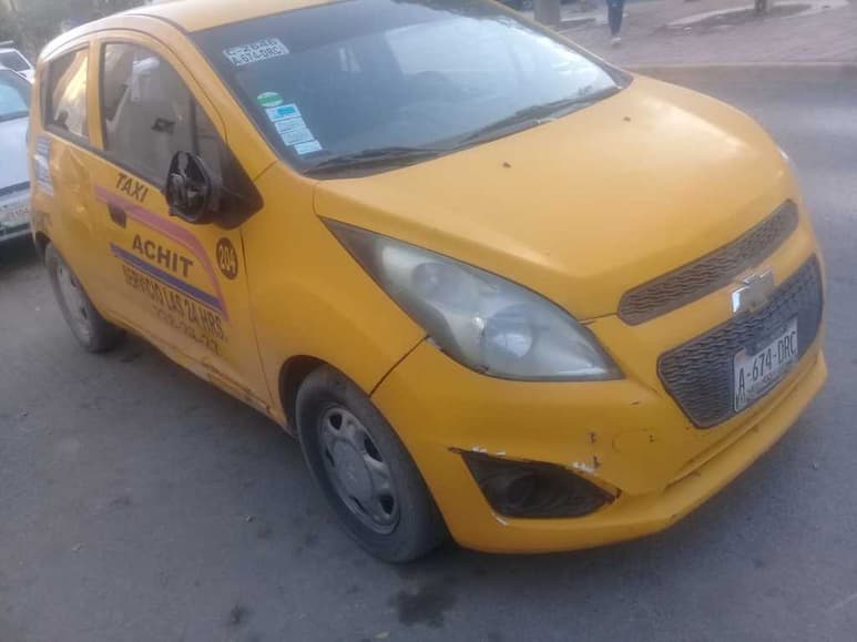 El taxista dio vuelta para incorporarse a una de las calles y provocó que el motociclista chocara con el automóvil.