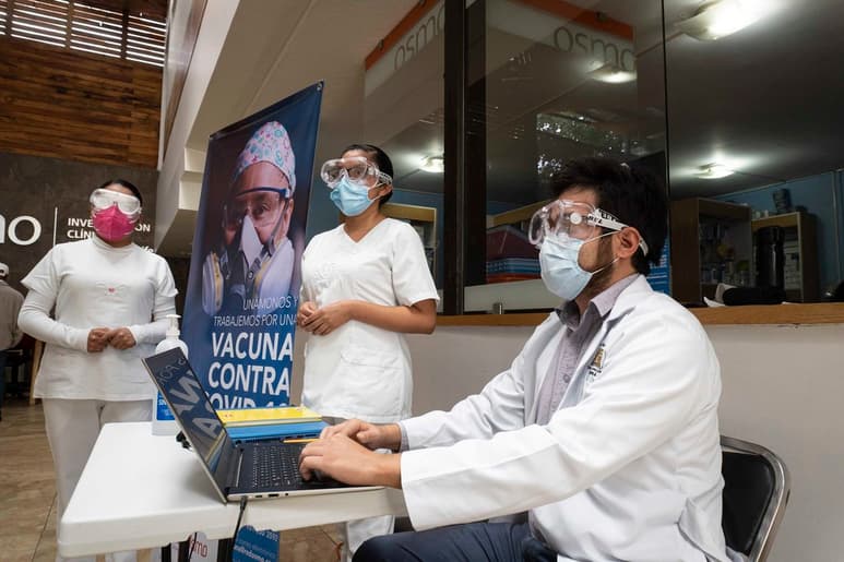 El sector salud será priorizado para la aplicación de las vacunas contra el COVID-19 de Pfizer.