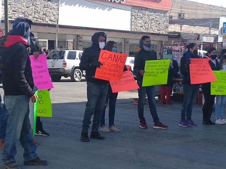 Los quejosos llegaron minutos antes de las nueve de la mañana y para las once permanecían en el lugar. (EL SIGLO DE TORREÓN)