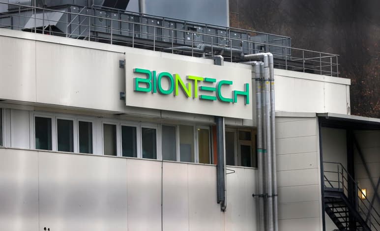 El reino insular de Bahrein anunció el viernes que autorizó el uso de emergencia de la vacuna contra el coronavirus fabricada por Pfizer y su socio alemán BioNTech, con lo que es la segunda nación del mundo en conceder dicho permiso. (ARCHIVO)