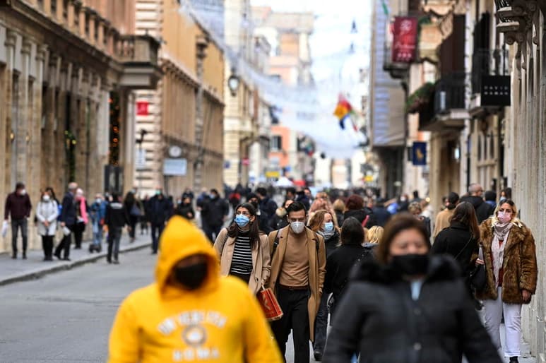 Italia registró 814 muertos con coronavirus en las últimas 24 horas, una cifra inferior a la de ayer, cuando hubo casi mil fallecidos, mientras se confirmaron 24,099 nuevos contagios, una cifra al alza en los últimos días. (ARCHIVO)