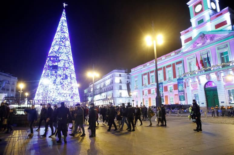 La pandemia del coronavirus ha suspendido este año una de las tradiciones más emblemáticas de España, la toma de las 12 uvas con las que prácticamente todo el país da paso el 31 de diciembre al Año Nuevo en la céntrica Puerta del Sol de Madrid. (ARCHIVO)