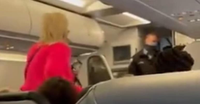La mujer fue vetada por la aerolínea (CAPTURA)