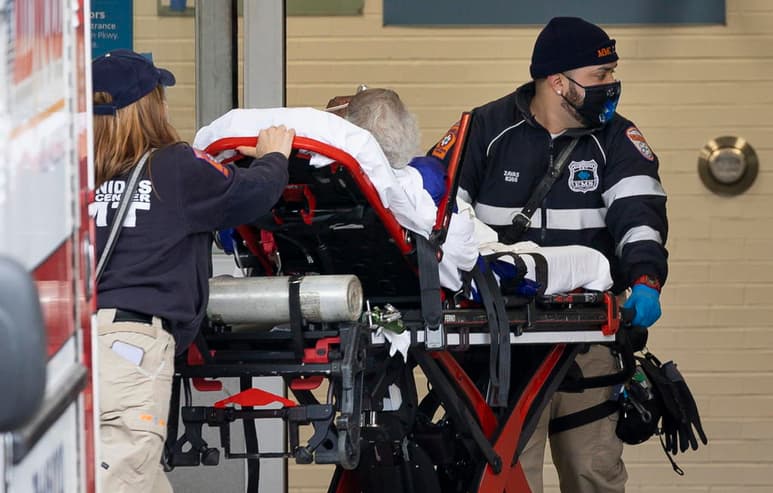 Un nuevo estudio sugiere que los infectados de COVID-19 que enfrentan episodios de delirios durante la enfermedad podrían desarrollar demencia en los próximos años. (EFE)