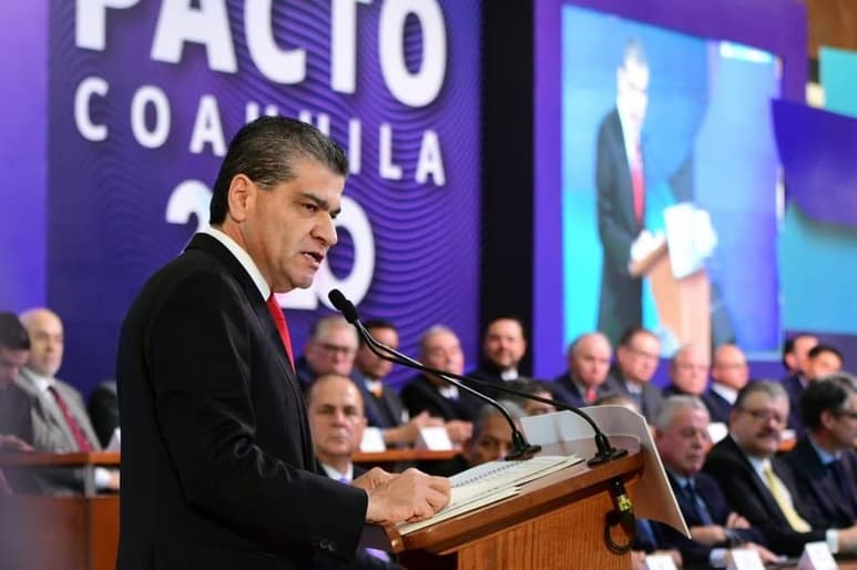 El gobernador priista de Coahuila, Miguel Ángel Riquelme, se declaró en contra de 'las malas prácticas' del outsourcing, pero rechazo que la figura sea prohibida porque 'representaría un daño económico irreversible, así como la pérdida de inversiones y de fuentes formales de empleo para todo el país y desde luego para nuestro estado'. (CORTESÍA)