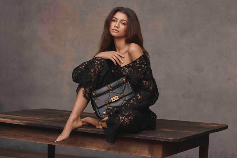 La ganadora del Emmy, por su papel protagónico en la serie Euphoria, se convirtió esta semana en la cara principal de la nueva campaña de la casa de moda Valentino. (ESPECIAL)
