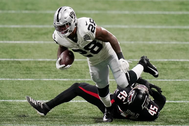 Josh Jacobs suma 782 yardas por tierra esta temporada. (AP)