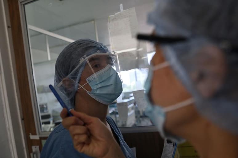  Al ver que se agravaba el estado de salud de una mujer que tenía 30 semanas de embarazo, ya que estaba intubada por estar contagiada de COVID, los médicos no lo pensaron dos veces y determinaron interrumpir el embarazo para darle mayores posibilidades de vida al bebé, quien nació con un peso de un kilo 300 gramos y hoy sigue luchando por su vida en la Unidad de Cuidados Intensivos Neonatal (UCIN) del Hospital del ISSSTE en Zacatecas. (ARCHIVO)