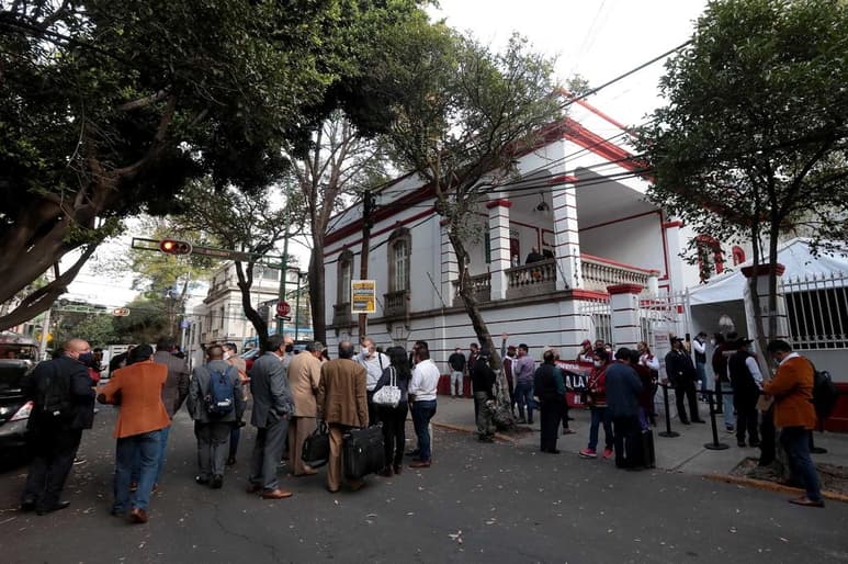 En su segundo día de inscripciones, la cargada sigue a las afueras del inmueble que tiene Morena en la colonia Roma Norte en la Ciudad de México. (EL UNIVERSAL)