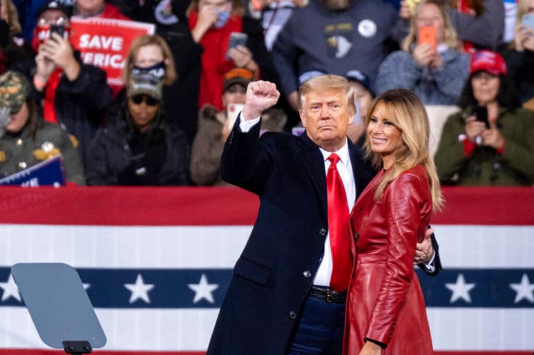 Acompañado de la primera dama, Melania Trump, el gobernante habló ante decenas de personas, muchas de ellas sin cubrirse el rostro, que se congregaron en el aeropuerto de la localidad de Valdosta. (AGENCIAS)