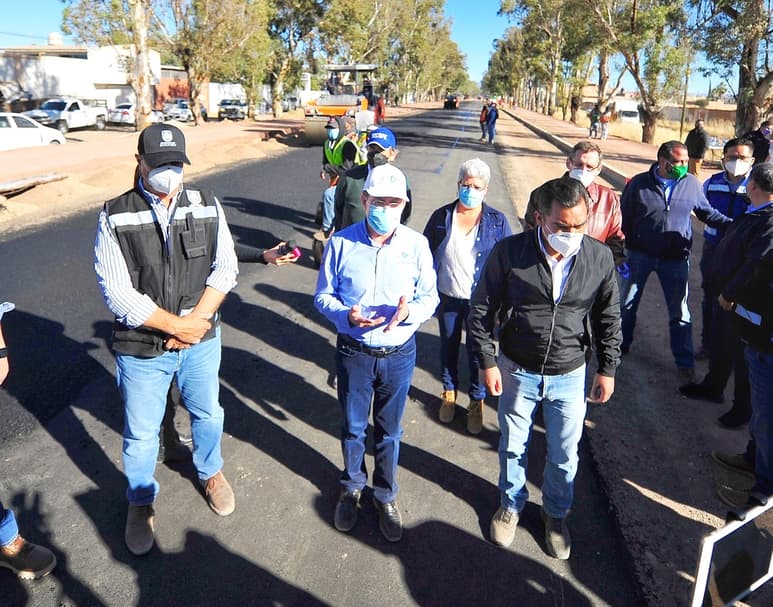 El gobernador José Rosas Aispuro Torres supervisó el avance de los trabajos de modernización en la avenida Las Flores. (CORTESÍA)