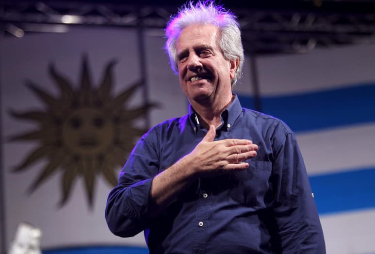 Oncólogo de profesión, luchador incansable contra el tabaco y muy vinculado al mundo del fútbol, el expresidente de Uruguay Tabaré Vázquez, fallecido en la madrugada de este domingo, pasará a la historia del país suramericano como el político que llevó a la izquierda a lo más alto. (EFE)