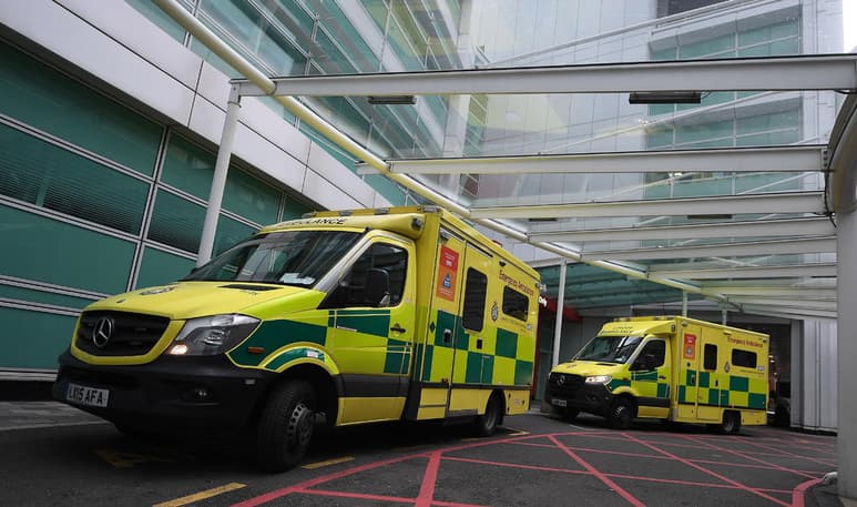 La vacuna contra el coronavirus desarrollada por la farmacéutica estadounidense Pfizer y la alemana BioNTech se comenzó a enviar el domingo a hospitales de todo el Reino Unido en contenedores súper fríos, dos días antes del inicio del programa de inmunización más grande de la historia de Gran Bretaña. (ARCHIVO)