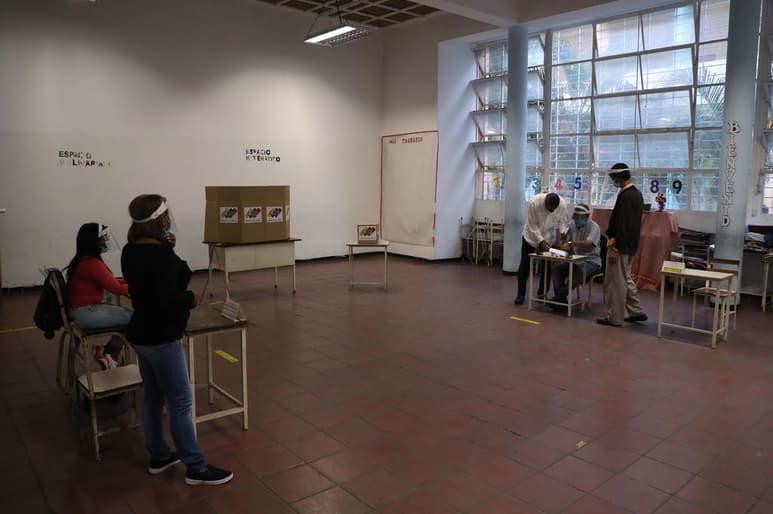 La presidenta del Consejo Nacional Electoral (CNE) de Venezuela, Indira Alfonzo, informó este domingo que el 95 % de los centros de votación para las legislativas ya estaban abiertos cerca de las 14.00 GMT, cuatro horas después de lo previsto para la apertura total de estos puntos. (EFE)