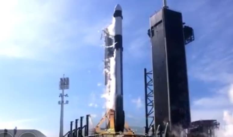 Un cohete Falcon 9 de la compañía privada aeroespacial SpaceX despegó este domingo con una cápsula cargada con productos frescos y material y equipos científicos para la Estación Espacial Internacional (EEI) desde el Centro Espacial Kennedy de la NASA en Cabo Cañaveral (Florida). (Twitter)