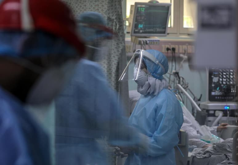 Gaza dejó hoy de realizar test de coronavirus por falta de suministros, cuando se encuentra inmersa en una agresiva y creciente ola de contagios, informó el Ministerio de Sanidad del enclave, gobernado de facto por el movimiento islamista Hamás. (ARCHIVO)